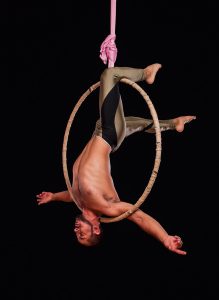 Acrobacia con lira circense